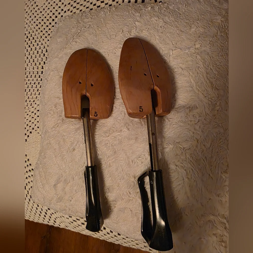 UNBRANDED Cedar Wood Shoe Trees Adjustable Size 5 – Set of 2
